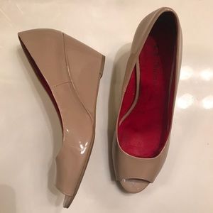 Chinese Laundry nude patent leather wedges SZ 8